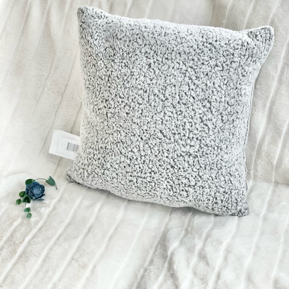 New with tags GREEN BAY PACKERS SUPER SOFT PILLOW FLEECE GREY WITH PACKERS LOGO - Picture 2 of 5